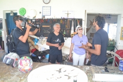 Claudio (cinegrafista), José Carlos e Rita MInami, ouvindo as histórias de Rock Lima