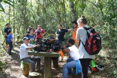 Grupo dando uma descansada durante caminhada nas trilhas