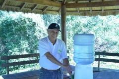 José Carlos tomando água, após uma caminhada de alguns kms