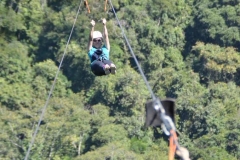 Lourdes descendo de tirolesa