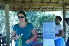 Lourdes e Claudia tomando água, após caminhar por alguns kms nas trilhas do Spaventura