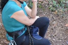 Lourdes, meditando após o salto de tirolesa, no Spaventura