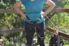 Lourdes, preparando-se para saltar de tirolesa no Spaventura