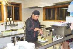 Sival Cândido (Chef e Cozinha), preparando um prato