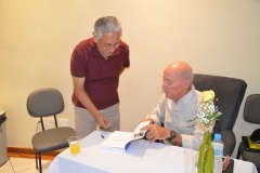 José Eugenio Guisard Ferraz, autografando o livro para o jornalista José Carlos