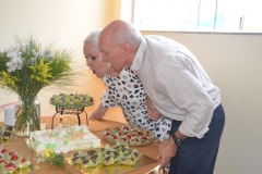 Mireille e José Eugenio Guisard Ferraz, aproveitando a tarde de autógrafos e comemorando 50 anos de casados