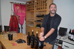 Paulo Rocha (Sommelier) apresentando os vinhos, na Wine Shop Garrafeira - Cascais - Portugal